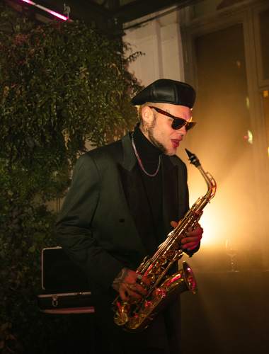 Saxofonist uppträder på kvällsevent