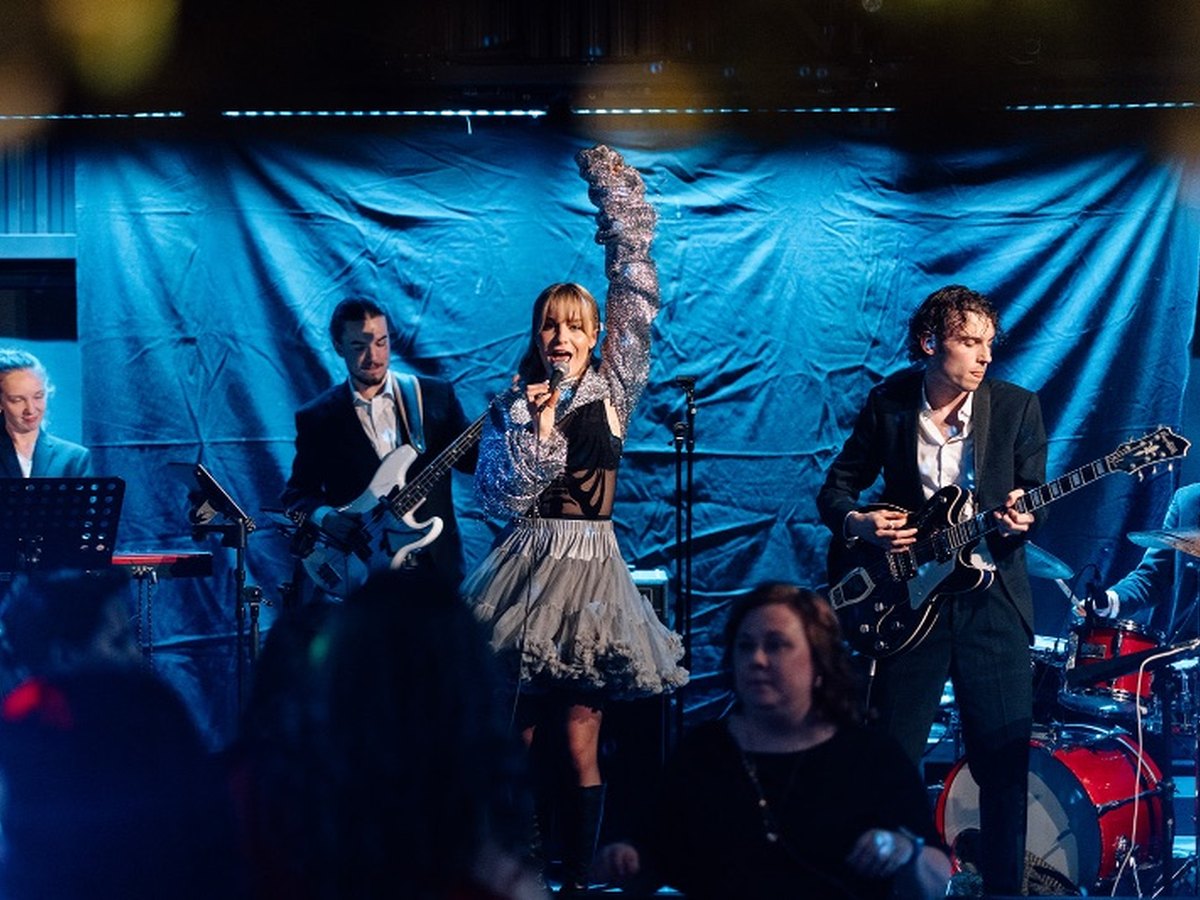 Liveband med sångerska på scen – livemusik bokad via Jocky
