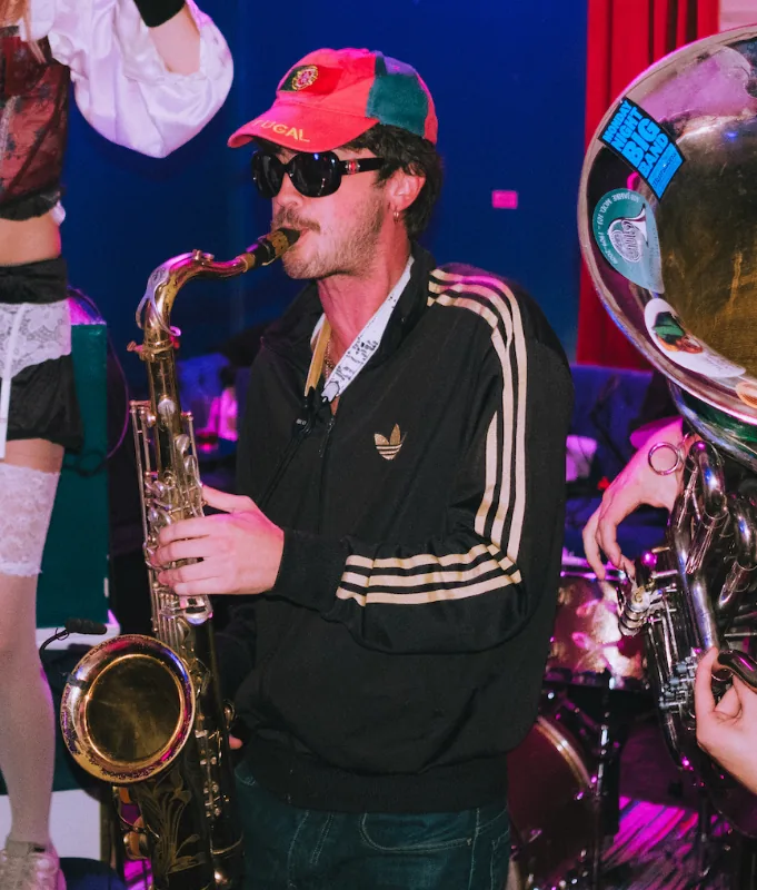 Saxofonist spelar live på en klubbscen